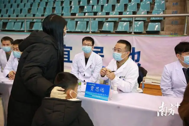 此次义诊累计服务群众1200人次。罗明春 摄 此次义诊累计服务群众1200人次。罗明春 摄