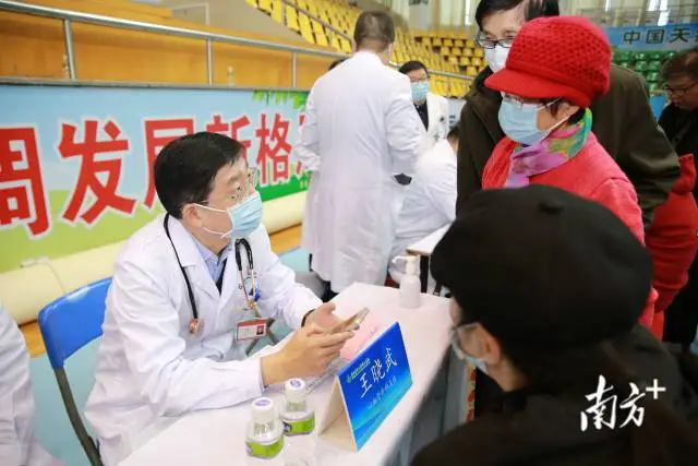专家耐心接待每一位前来咨询问诊的群众。罗明春 摄 专家耐心接待每一位前来咨询问诊的群众。罗明春 摄