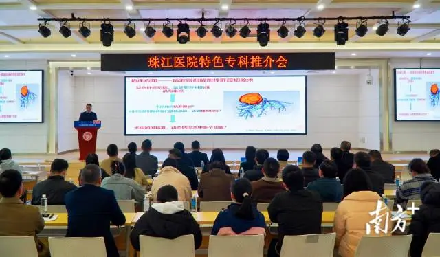 曾宁详解数字化智能化技术在肝胆胰疾病诊疗中的应用。 南方+ 周柳妤 拍摄 图片