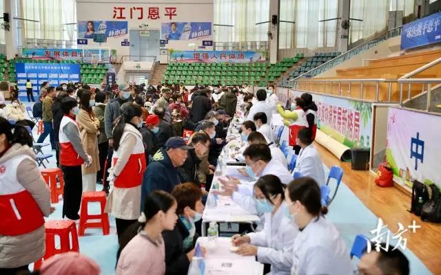 义诊活动火热开展。罗明春 摄 义诊活动火热开展。罗明春 摄