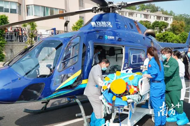 恩平61岁的危重患者被安全转运至珠江医院。 &nbsp;南方+ 周柳妤 拍摄
