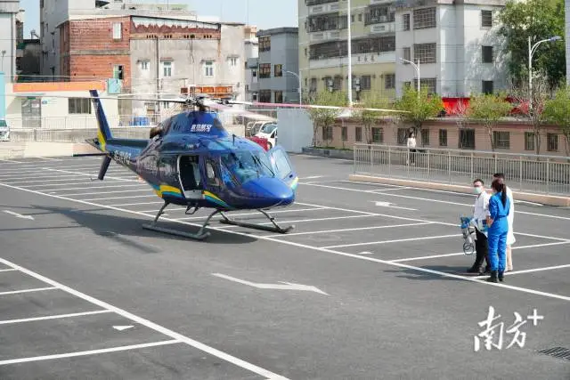 医疗直升机降落在恩平市人民医院停车场。 &nbsp;南方+ 周柳妤 拍摄
