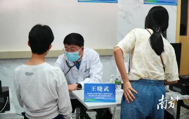 群众在家门口就能看上“专家号”。 