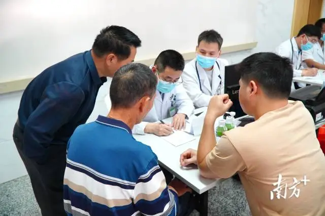 珠江医院心血管外科核心专家团队坐诊。 &nbsp; 